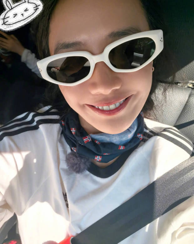 搜狐娱乐讯 2日，马思纯在社交平台上晒出《花儿与少年7》旅行照，并配文称：“我有很多愿望，但愿望多未必是件好事。可那一刻有美好的人陪着你把未知变成尽兴，把束缚变成自由。是的，这我真的实现了我最大的愿望，飞翔。蹦极完成！和有情人做欢喜事，是缘。”