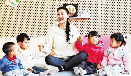 10月20日上午，雄安新区容东片区双文社区享趣智汇馆二楼，来自朝晖幼儿园的老师杜若楠给小朋友们上早教课。