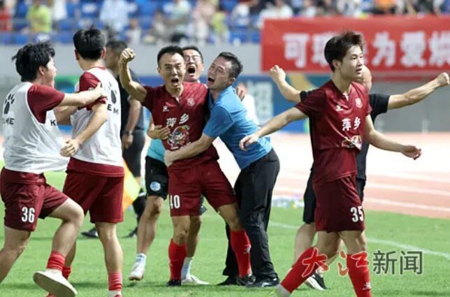 8月17日晚,萍乡队迎来首胜后球员们振臂欢呼。