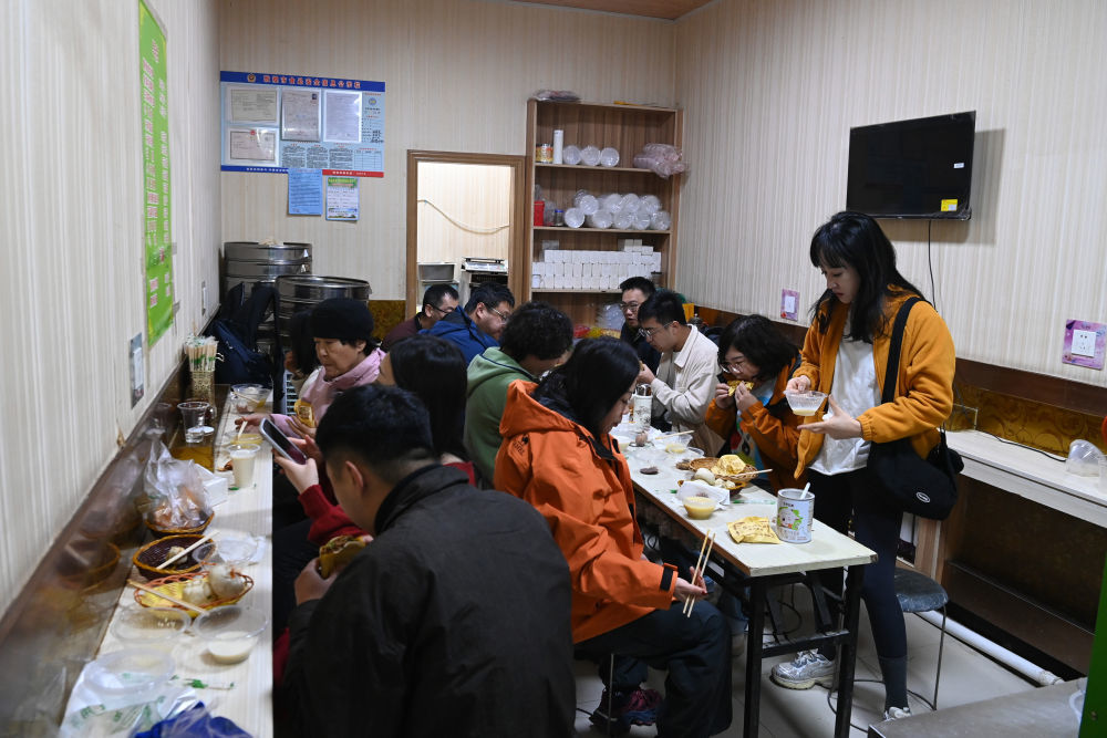 小小的店内坐满了顾客　新华社记者　范培珅　摄