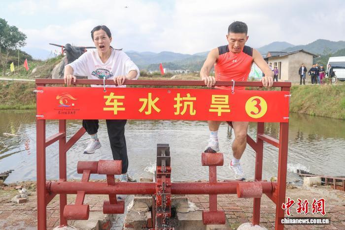 图为车水抗旱项目中,选手在脚踏水车车水。中新社记者 刘力鑫 摄