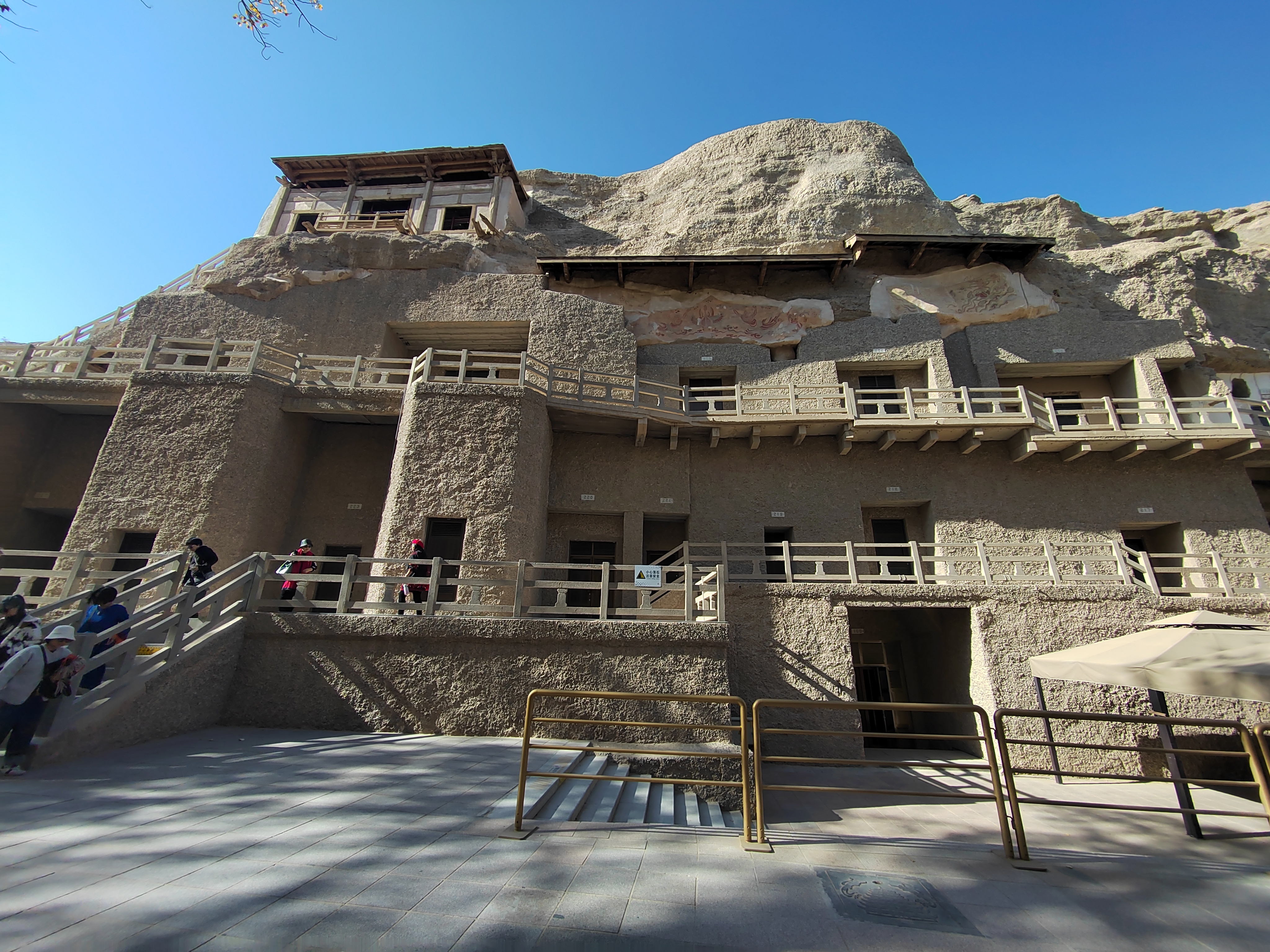 何以中国·壁画里的中国｜丝路壁画迎来新“生机”_fororder_莫高窟一景