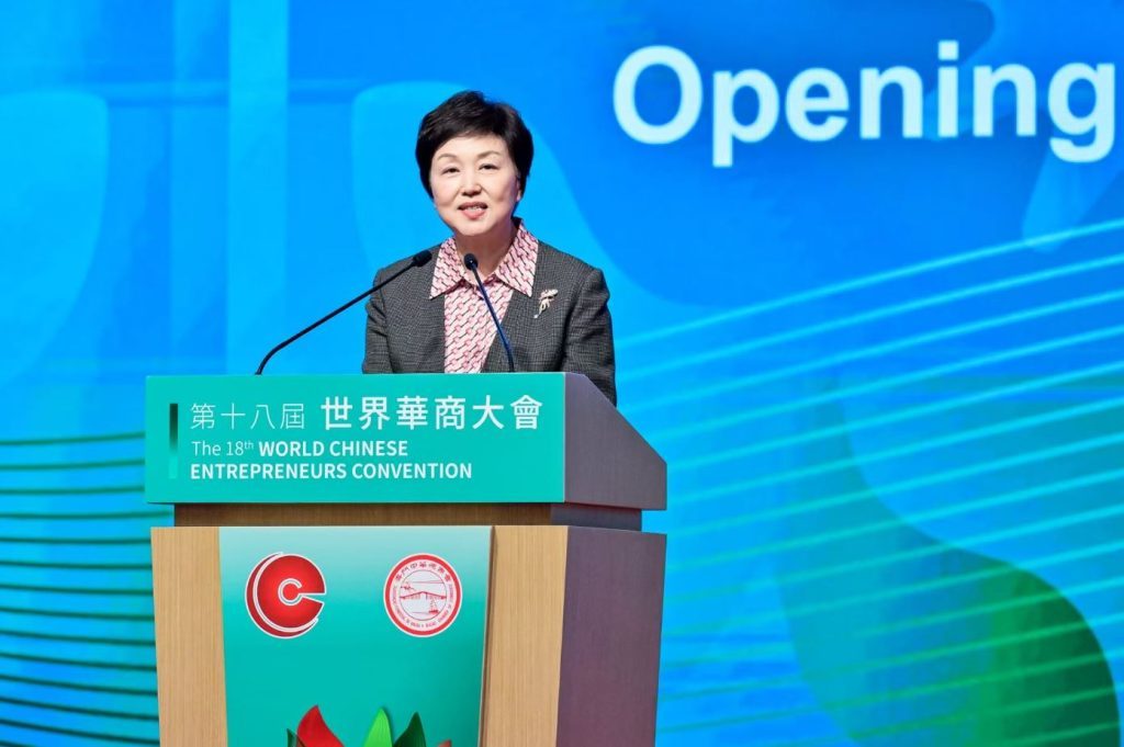 ▲國務院僑務辦公室主任陳旭宣讀全國政協主席王滬寧賀信