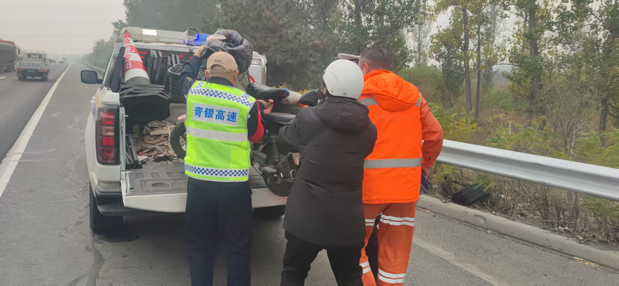 石家庄保通保畅应急大队暖心救助误入高速群众