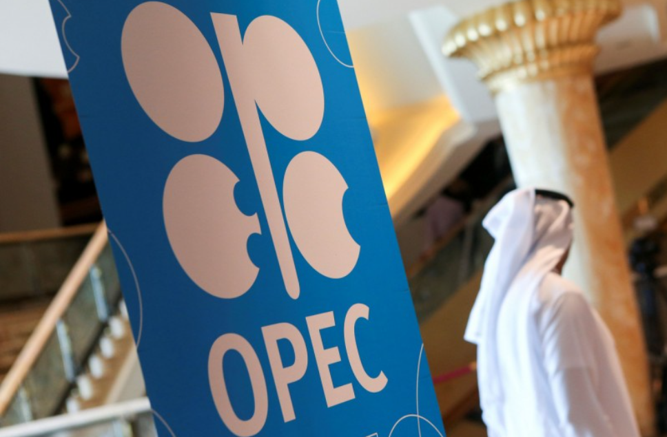 全球油市供应过剩担忧加剧 OPEC+同意明年一季度暂停增产