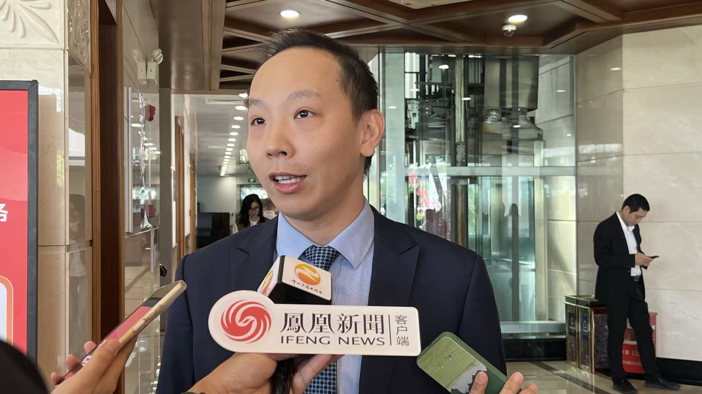 中山农商银行科技支行客户经理郭嘉俊接受采访（摄影：于清）