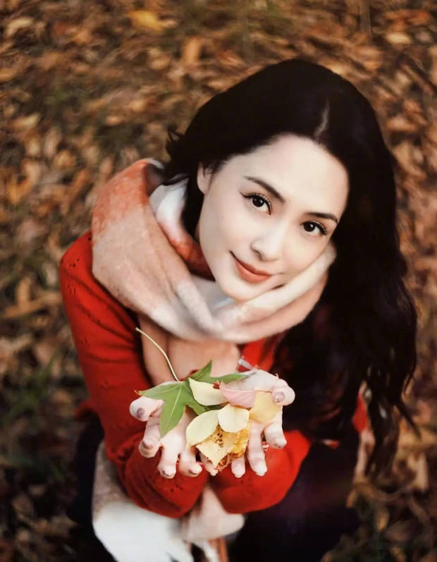 搜狐娱乐讯 6日,钟欣潼(阿娇)在社交平台上更新一组秋日氛围感美照,她双手捧着泛黄的落叶拍照,面露温柔甜笑,十分养眼!