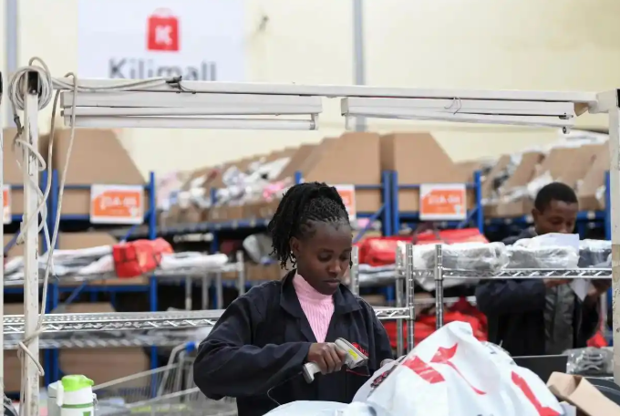 在肯尼亚姆洛隆戈,湖南长沙非拓信息技术有限公司旗下电商平台Kilimall的员工在仓库内分拣货物。