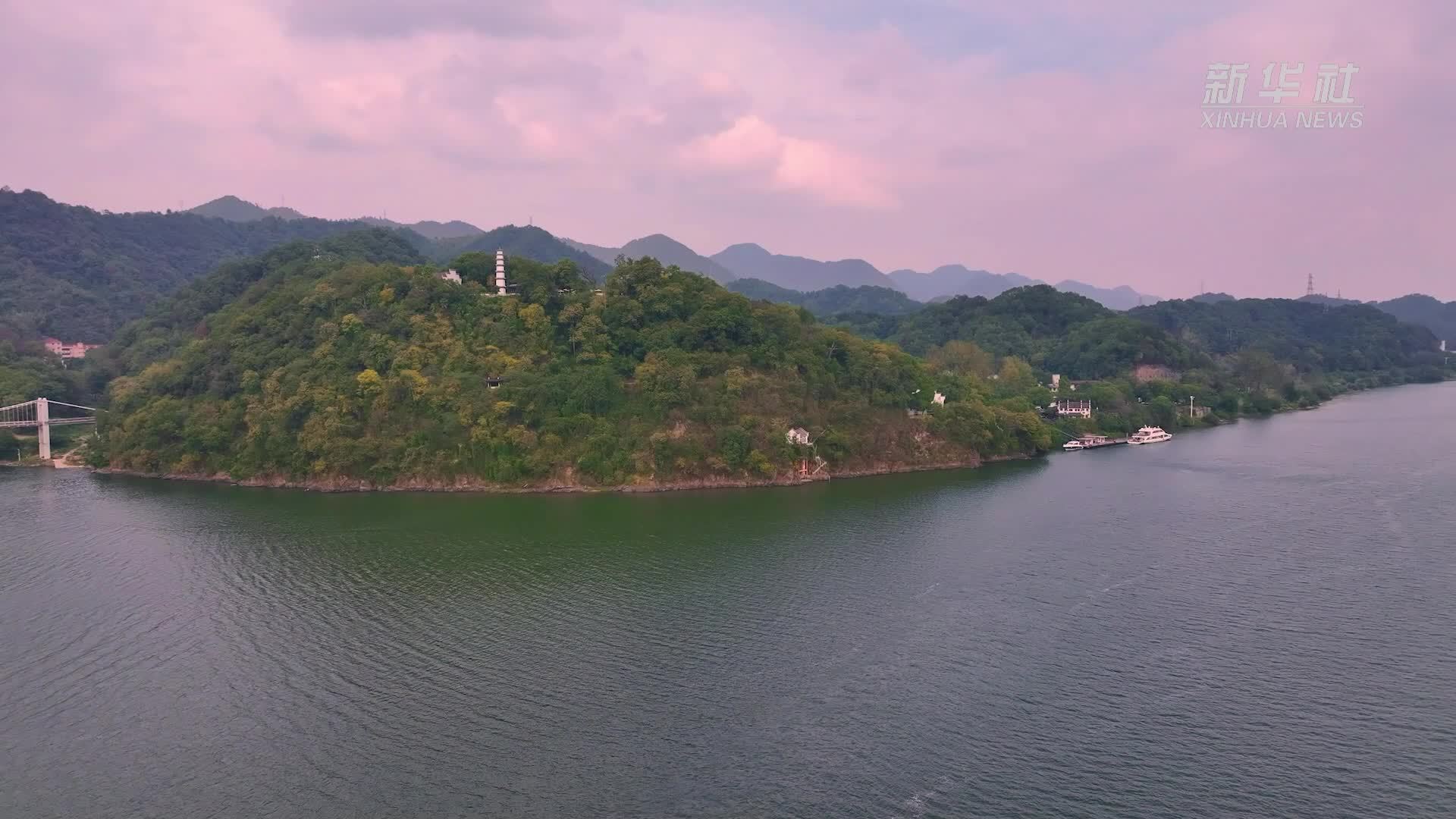 杭州桐庐：秋色渐染桐君山