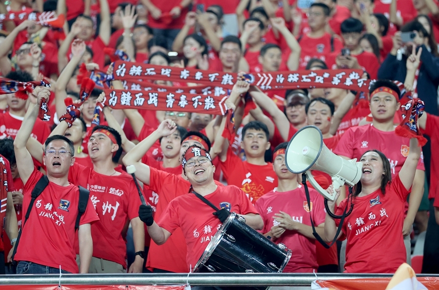 9月20日,赣州队客场1∶0战胜南昌队,赣州球迷开心庆祝胜利。
