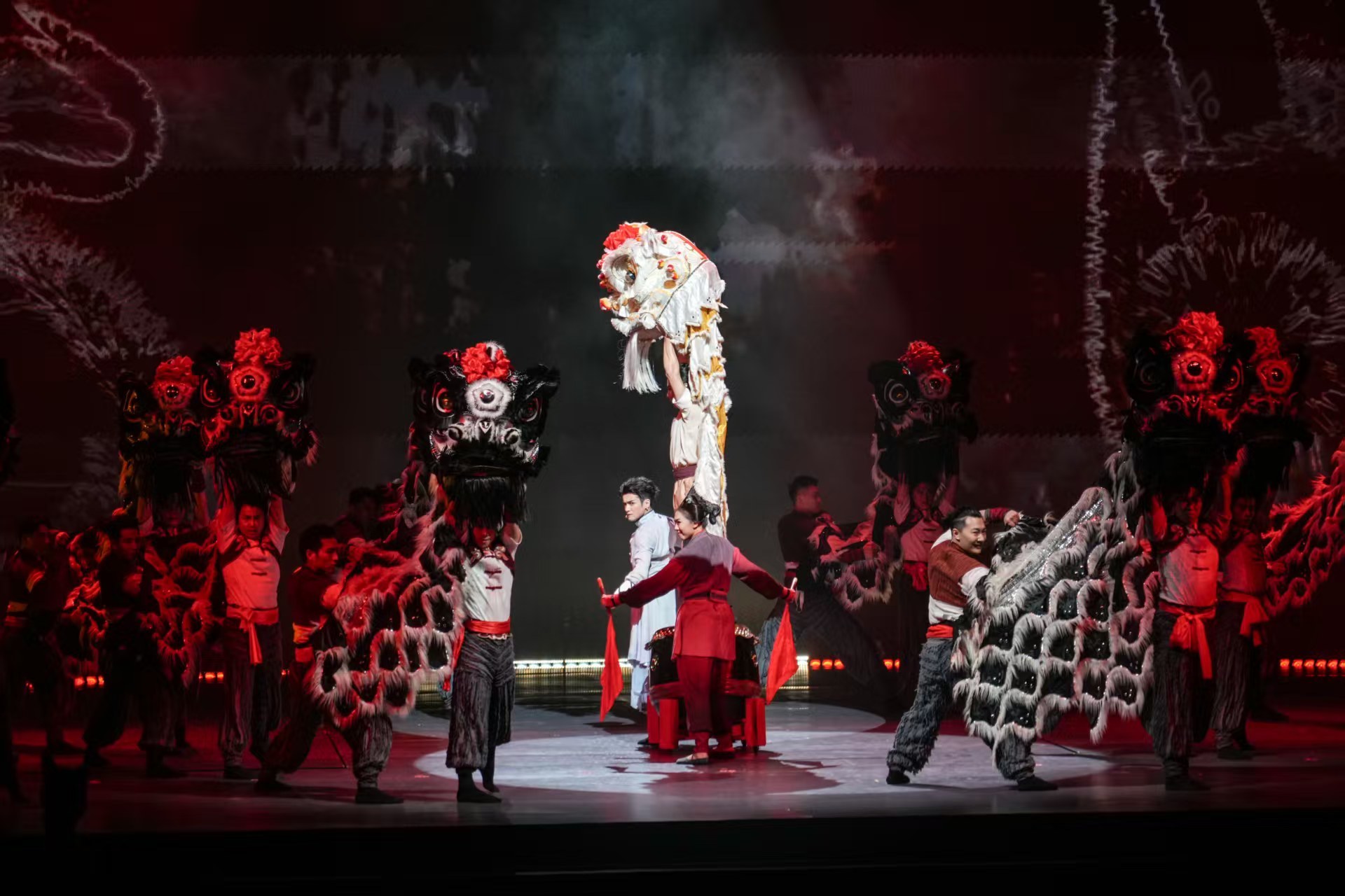 图：第十四届中国艺术节闭幕式舞剧《醒·狮》演出现场