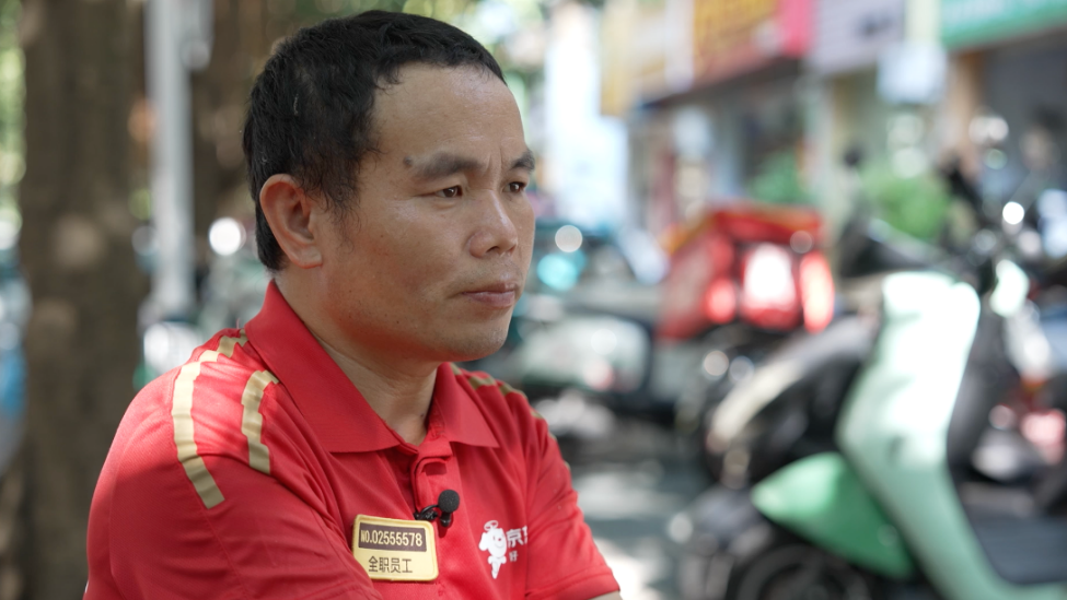 “健全人都不一定有我赚得多”，46岁断手大叔坚持跑外卖养家，他的话让无数人破防