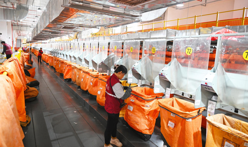 10月28日，位于邢台临空经济区的圆通（冀南）智创园内，工人在分拣车间工作。