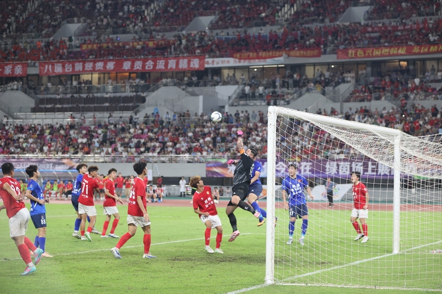 9月27日,赣州队门将裴晨淞化解了南昌队一次有威胁的进攻。他在淘汰赛时加盟赣州队,为赣州队夺冠立下汗马功劳。