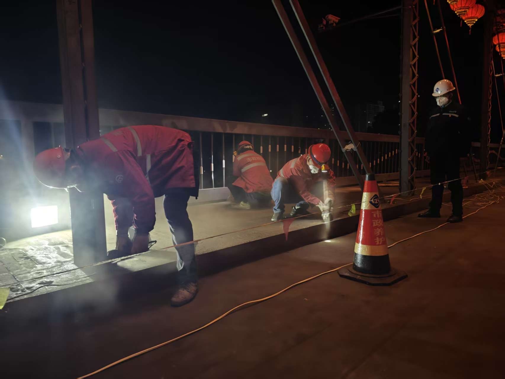 工人们昼夜施工、人机协作加速更换