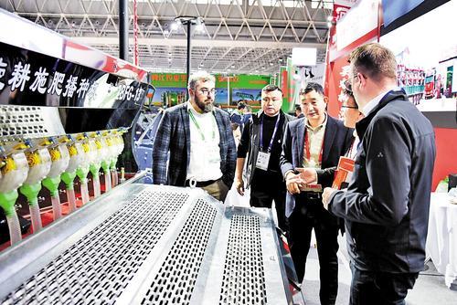 10月26日，2025年中国国际农机展上，外国客商在参观宁晋县大陆村镇参展企业展区。 王帅摄