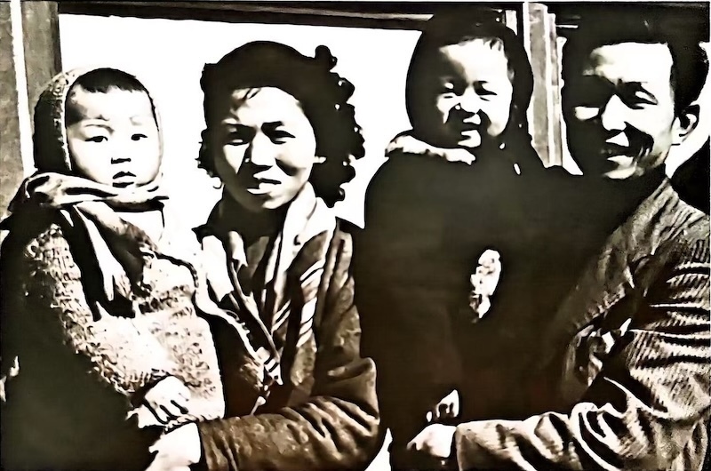 1948年，董希文与妻子及两个儿子在一起。