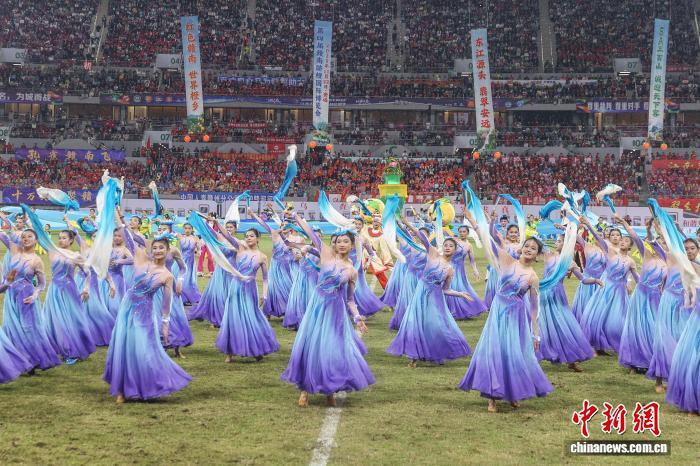 图为比赛中场休息时间,赣州安远县带来的大型歌舞《清清东江水 甜甜赣南橙》表演。中新社记者 刘力鑫 摄