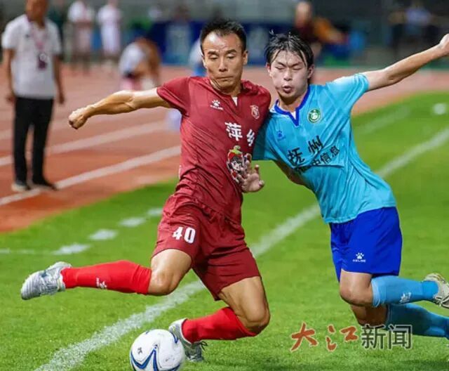 萍乡队主教练也是40号球员(红衣者)。