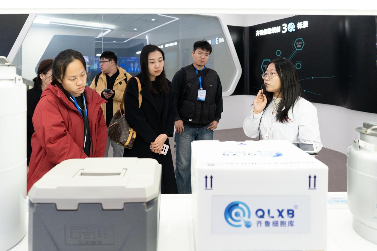 2025粤港澳大湾区主流媒体山东行记者在银丰生物工程集团有限公司参观