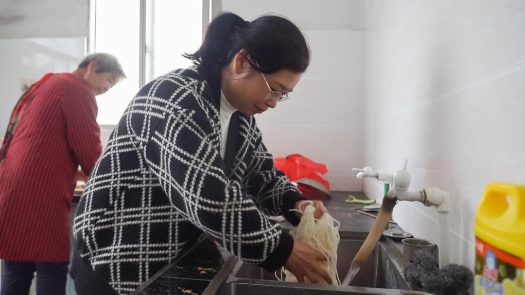 村干部帮忙准备食材