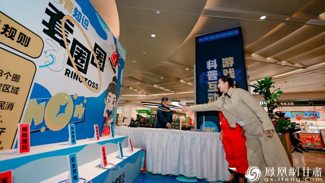 市民在趣味体验中学习消防安全知识　李德宇　摄