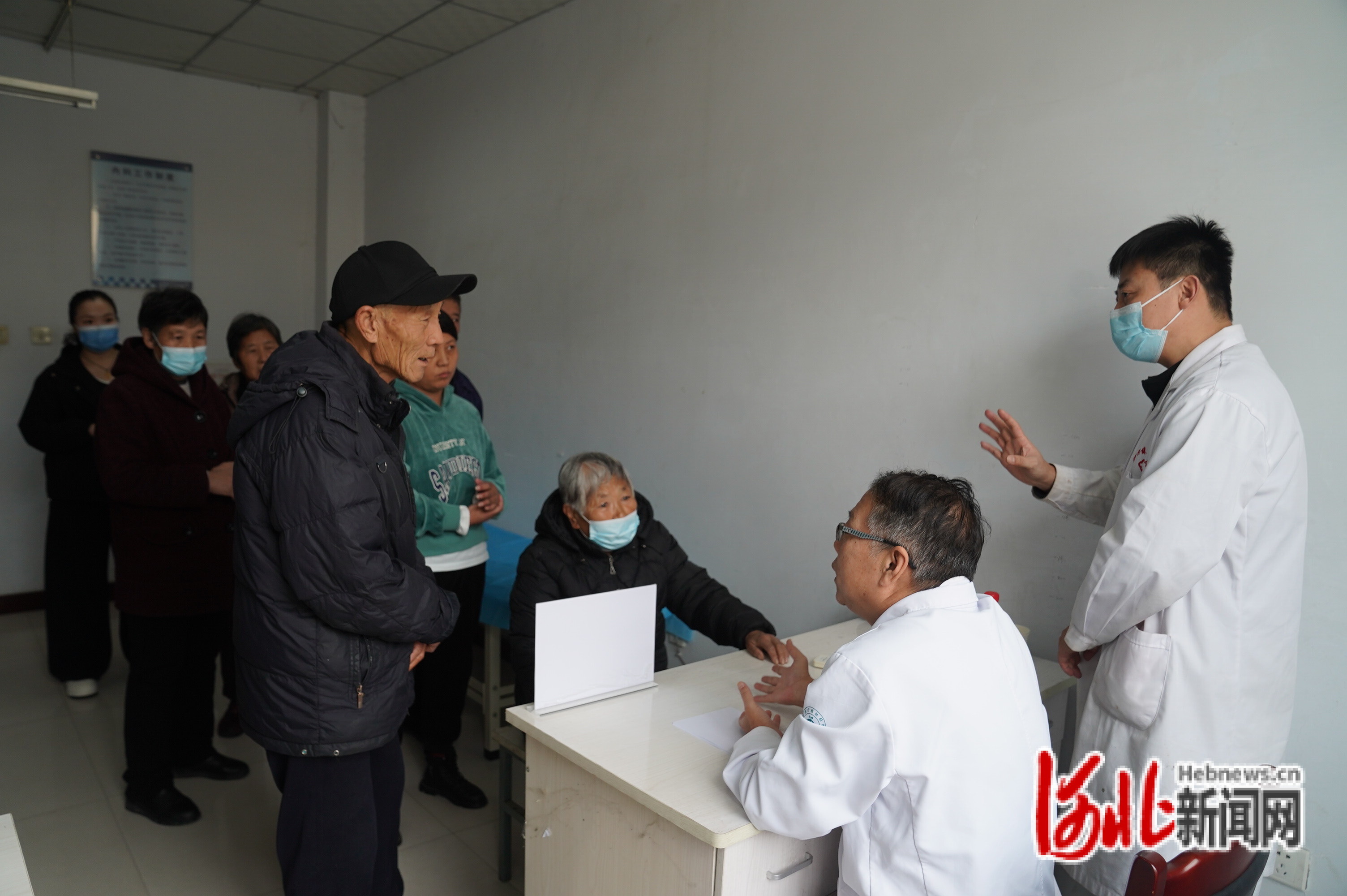 11月6日，华北医疗健康集团邢台总医院医生正在邢台经济开发区沙河城镇卫生院给村民义诊。