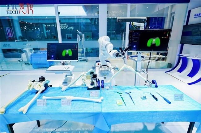 全球首创“五合一”锟铻®全骨科手术机器人亮相进博会 元化智能连续三年参展实现跨越式发展