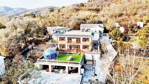 10月23日航拍的承德市双桥区贾营村美丽庭院。 本报记者陈宝云摄