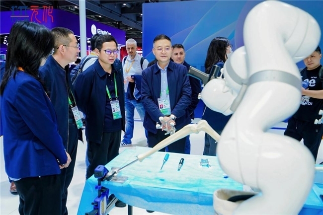 全球首创“五合一”锟铻®全骨科手术机器人亮相进博会 元化智能连续三年参展实现跨越式发展