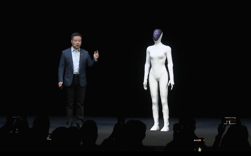 小鹏新一代人形机器人IRON亮相:首推女性形态,目标2026年规模量产