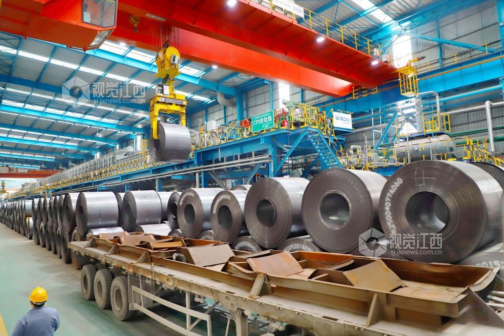 行车正在对钢卷进行吊装作业。