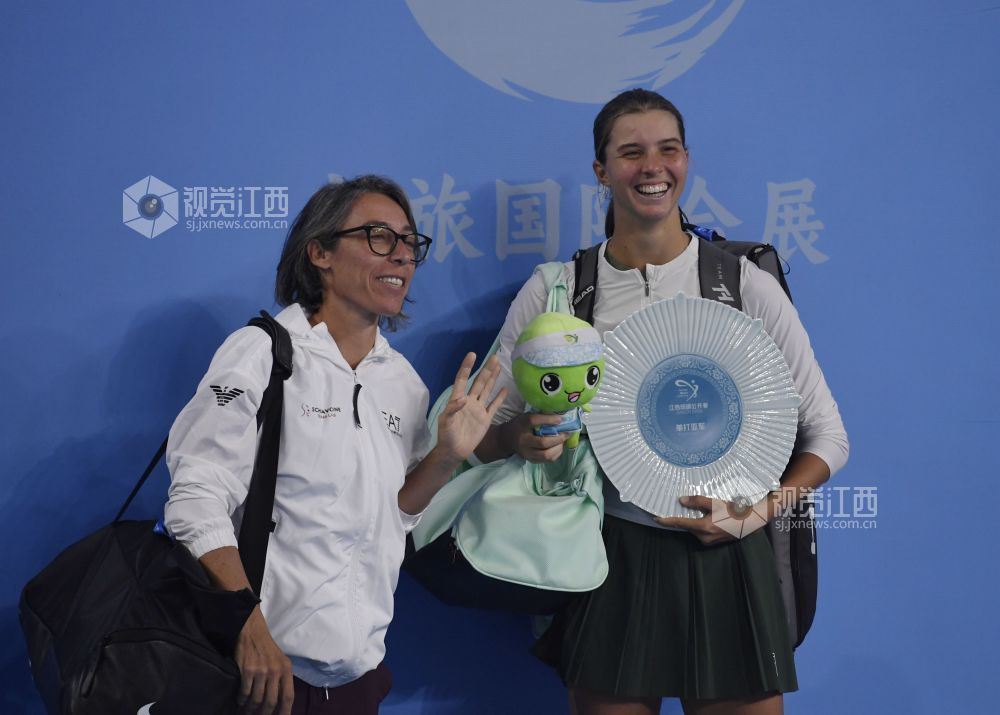 莉莉&middot;塔格尔和恩师斯奇亚沃尼赛后庆祝夺冠。