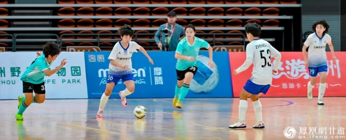 云南玉昆农大队与首都体院队队员积极拼抢