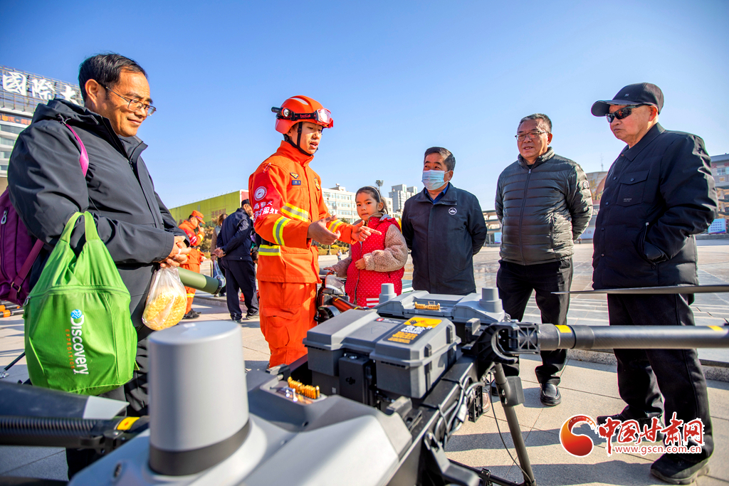 消防队员给群众讲解无人机远程投送救援物资和处置悬崖峭壁烟点的用途