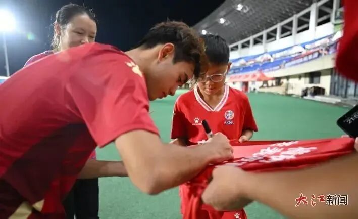 8月16日晚,赛后,球迷排队向宜春队员要签名合照。江西日报全媒体记者张翰林 摄