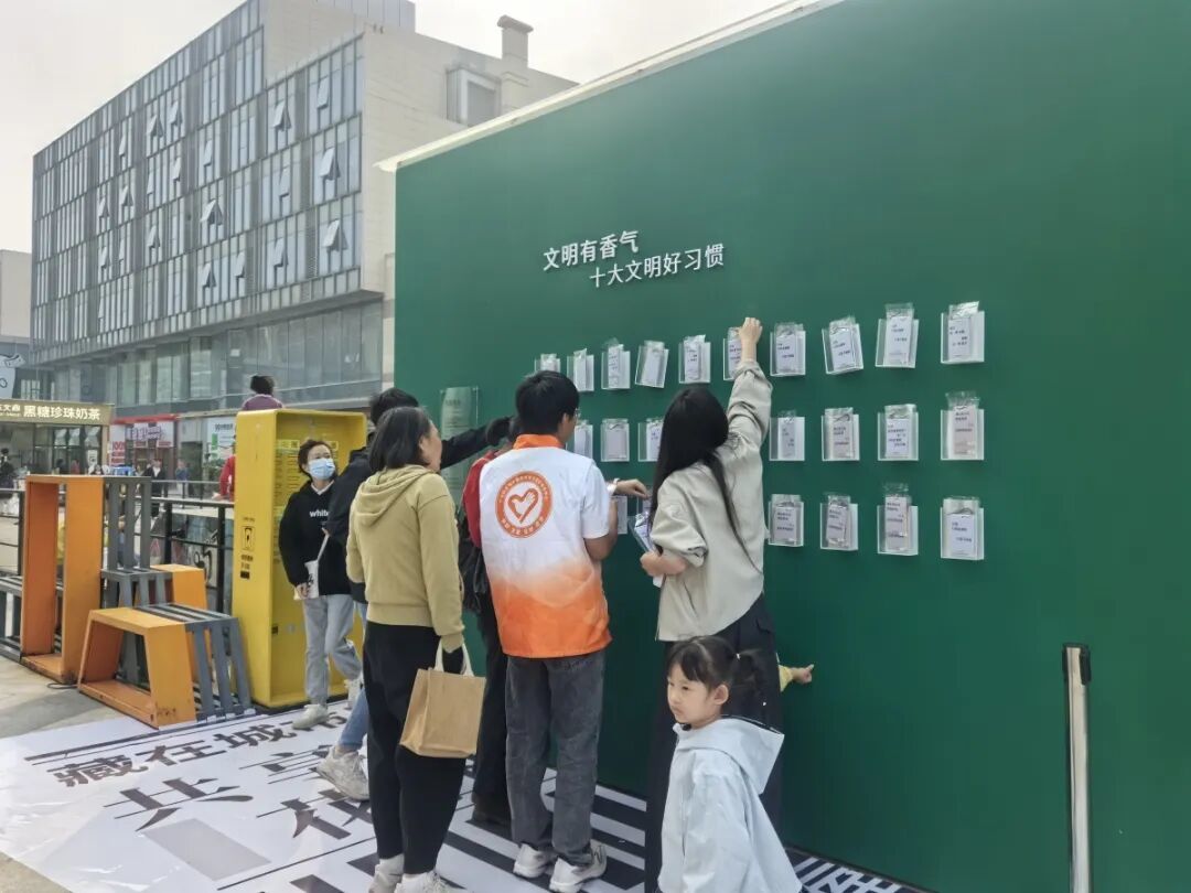 市民根据自身文明习惯选取“文明香气”纸笺。