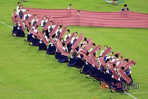 在赣州赛场,织带舞《客家龙南欢迎您》舞动客家风情。