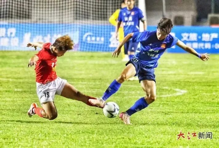 7月26日,赣超第三轮,南昌队客场战胜鹰潭队。双方队员激烈拼抢创造进攻机会。江西日报 全媒体记者徐铮 摄