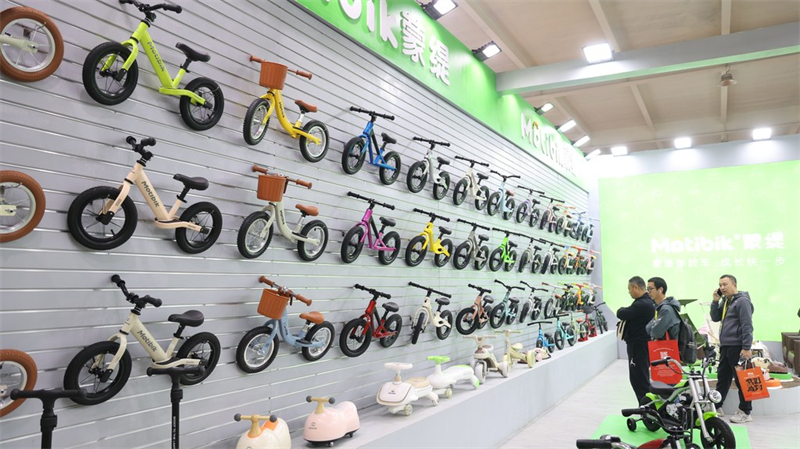11月6日,客商在第二十届中国·北方(平乡)国际自行车童车玩具博览会上参观。