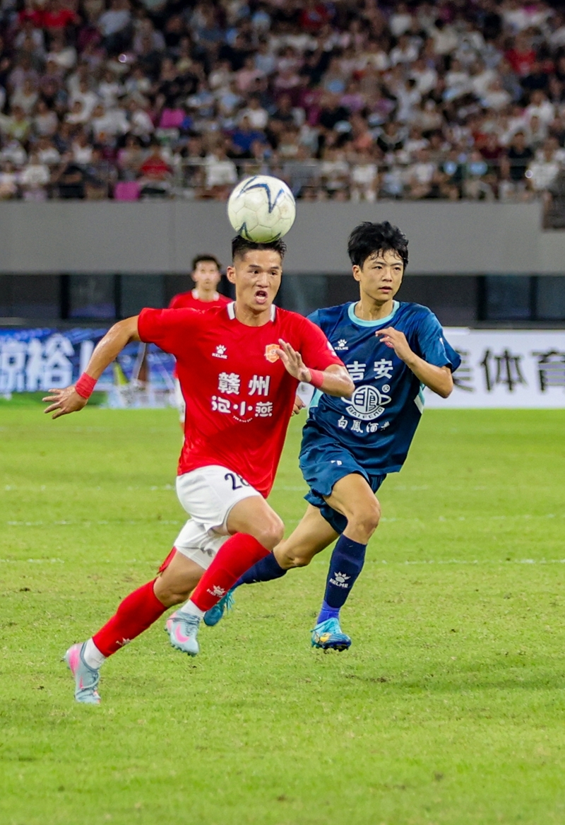 8月31日,赣州队28号卢欣奋力奔跑,头顶上方的足球宛如一顶王冠。