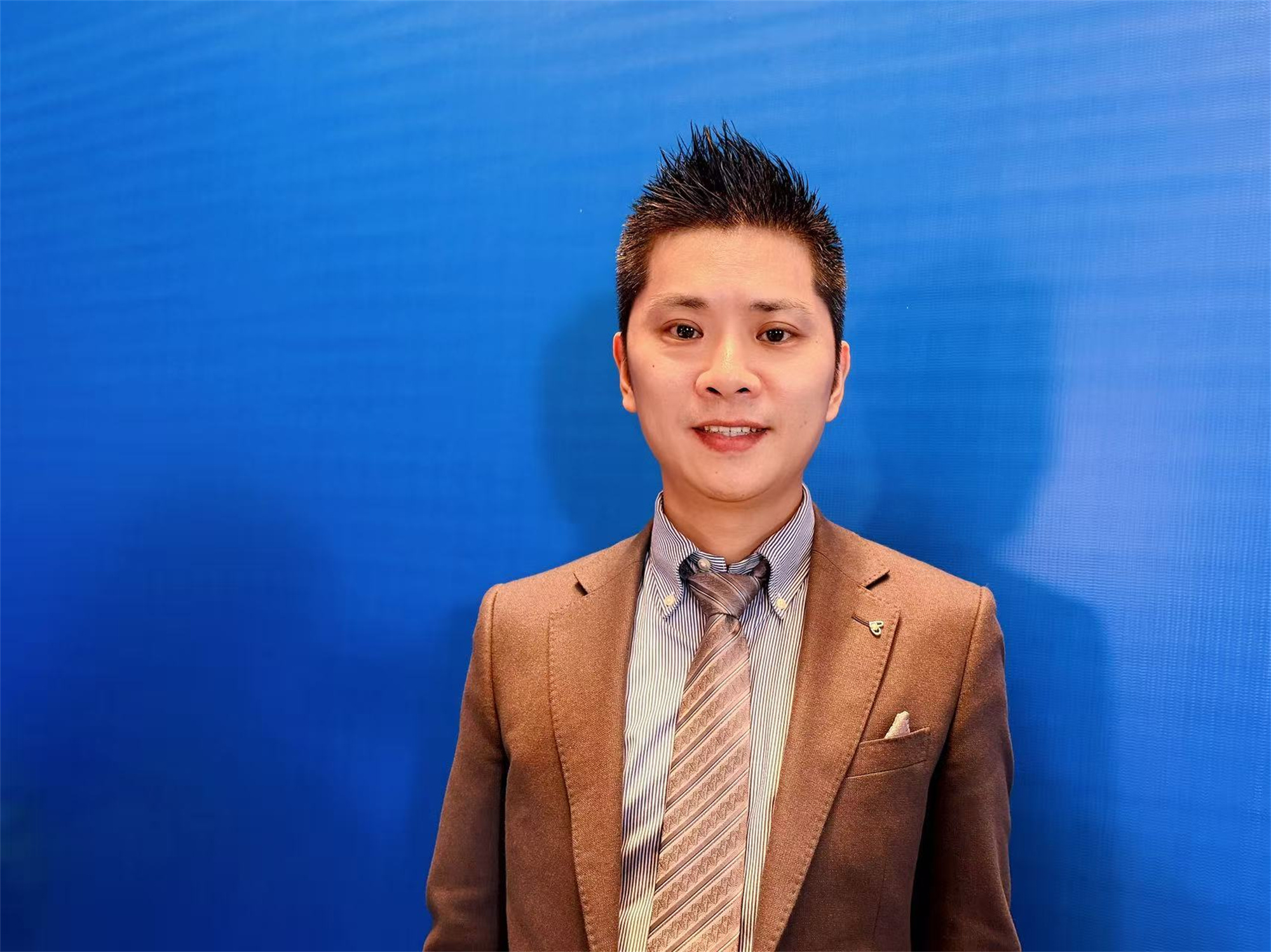 凤凰连环话 | 2025年东莞民营企业家日：莞商共话韧性生长 共绘“智造”新蓝图