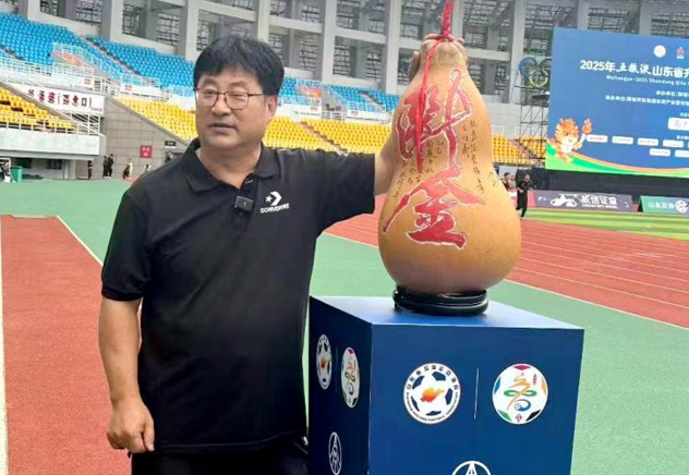 聊城艺术家李霖赠《断金》葫芦 助力传奇足球队决战鲁超之巅