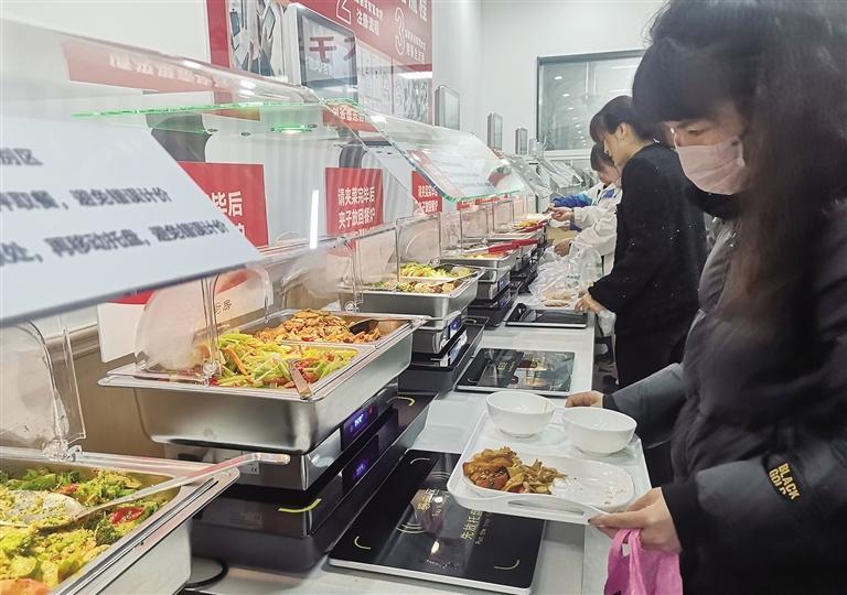 前来就餐的上班族