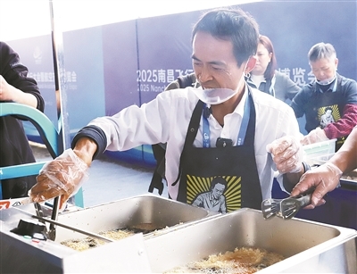 “鸡排哥”现场炸鸡排