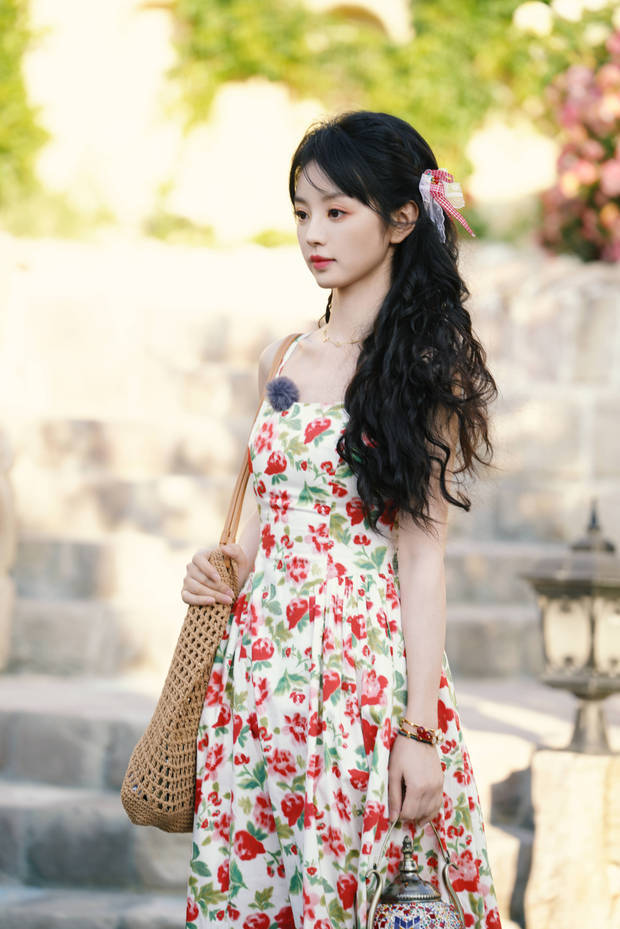 田曦薇侧颜优越。