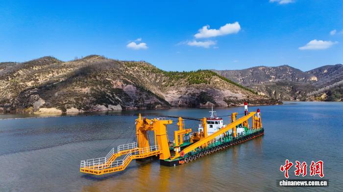 國內首艘大功率可拆裝環保絞吸船“浚川”進場作業。(中交天津航道局供圖)