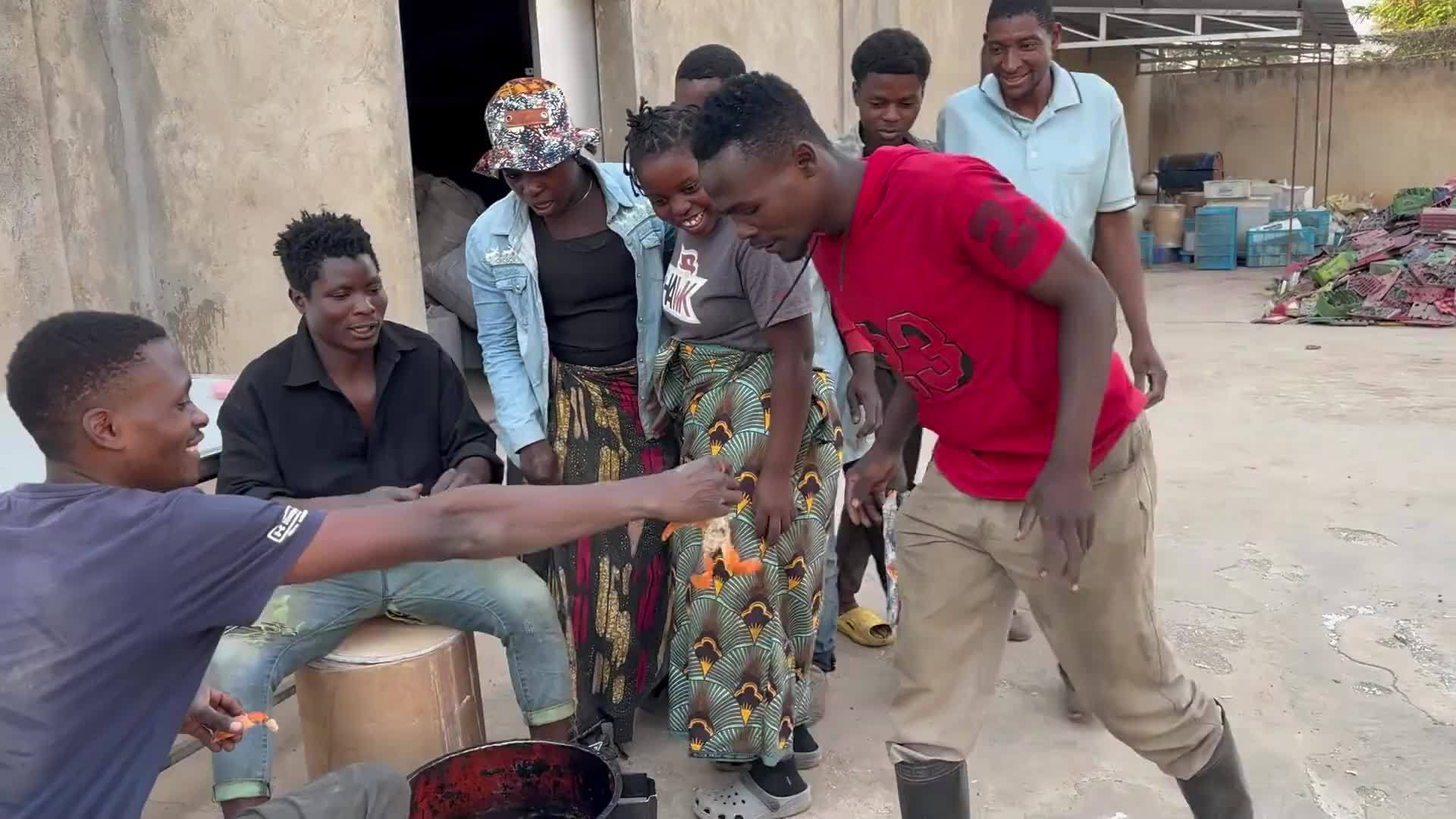 老板娘买的大闸蟹被员工私自煮了，出锅后却没人敢吃