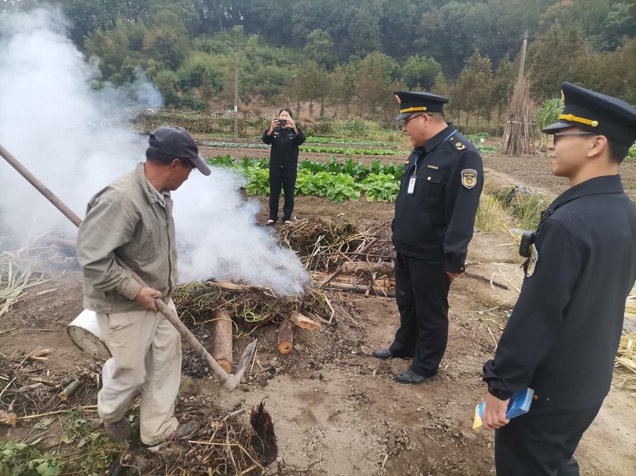 冬季护“蓝”进行时 鄞州联动巡查共筑生态屏障——云龙、东钱湖两地执法队携手共治交界区农田焚烧见成效