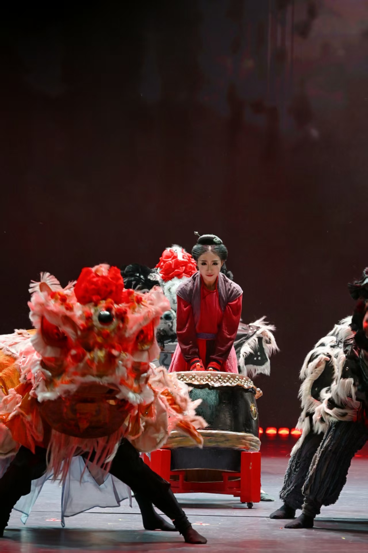 图：第十四届中国艺术节闭幕式舞剧《醒·狮》演出现场